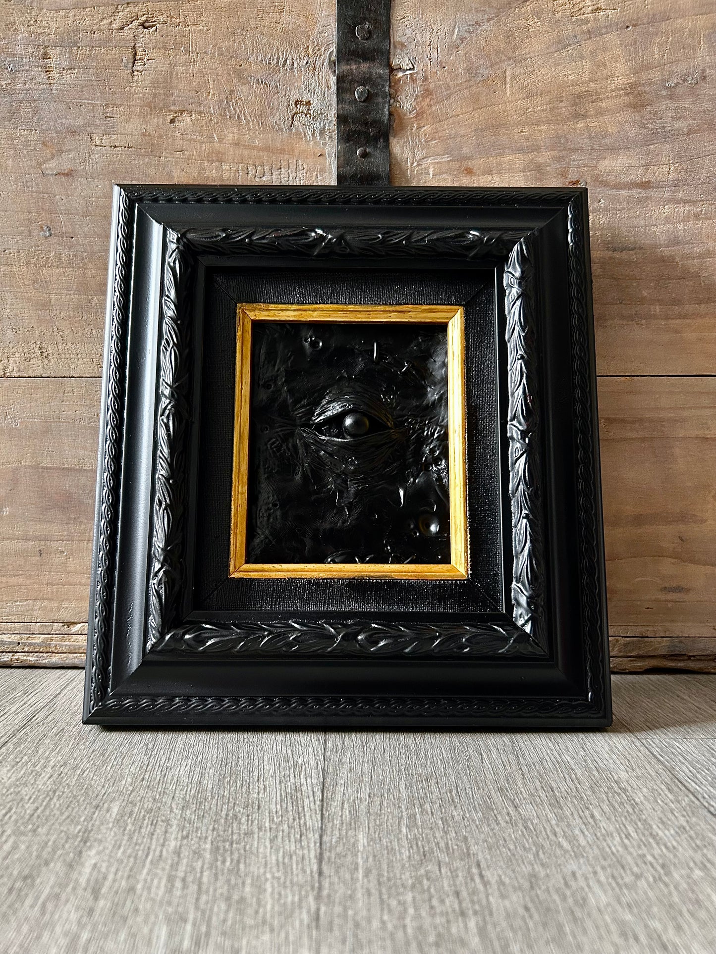 L'Œil - tableau monochrome en relief sculpté
